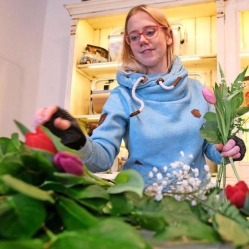 Inhaberin beim Blumenbinden