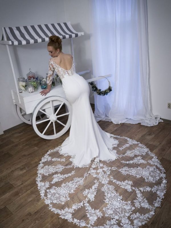 Dezente Blumendeko mit Braut im Vordergrund